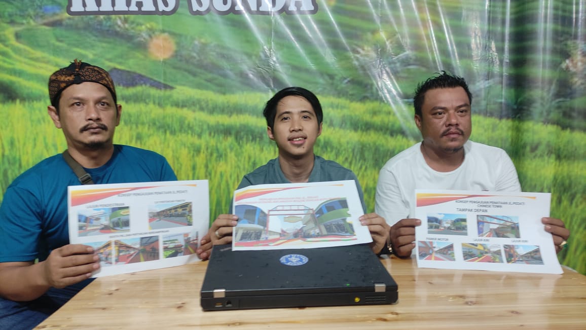 Ketua Paguyuban Pedagang Pedati, Irpan Effendi bersama Nana Sukarna dan Itang, saat memperlihatkan gambar design penataan PKL di Jalan Pedati yang diaspirasikan oleh pedagang ke Pemkot Bogor. (Ibnu/Indonesiadaily.net)