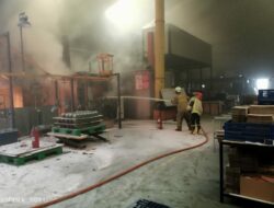 Pabrik pompa air terbakar di tangerang (Ihya/indonesiadaily.net)
