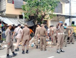 Petugas gabungan di Kota Tangerang menertibkan PKL. (Istimewa) Petugas gabungan di Kota Tangerang menertibkan PKL. (Istimewa)