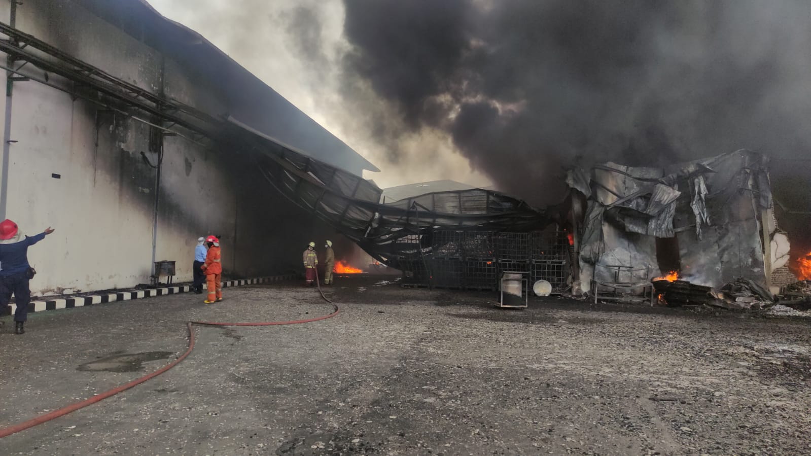 Pabrik terbakar di Tangerang.