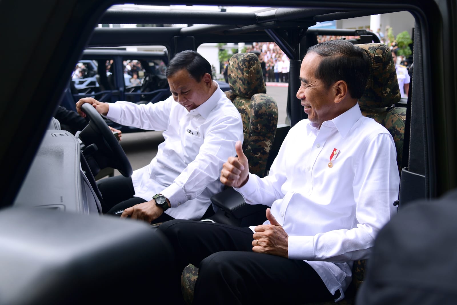 Presiden menjajal kendaraan Maung. (Istimewa)