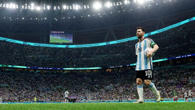 Lionel Messi berjalan