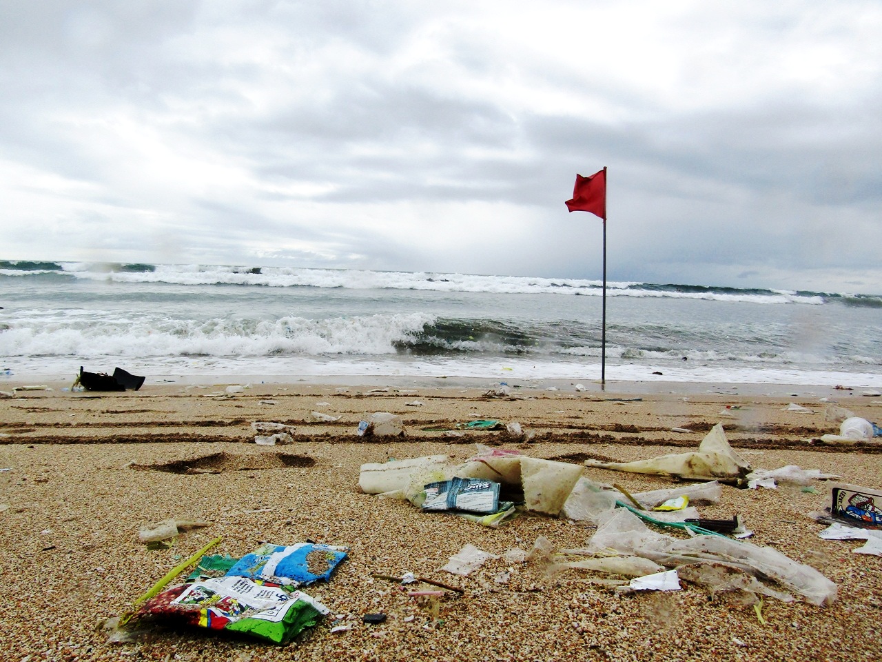 Sampah plastik di pantai afrika