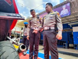 Kasatlantas Polres Metro Depok Bonifacius Surano saat menilang pengendara knalpot brong. (istimewa)
