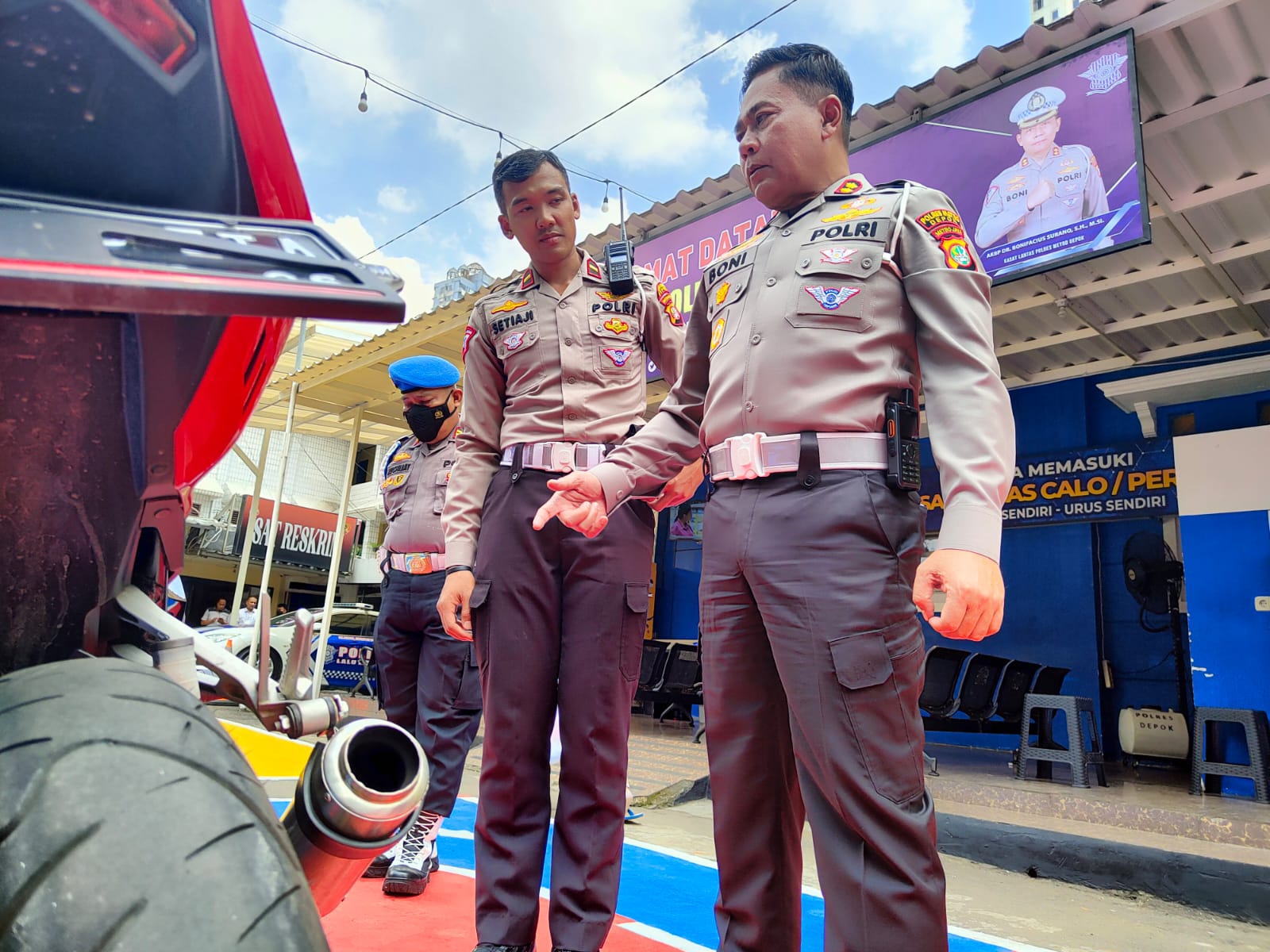 Kasatlantas Polres Metro Depok Bonifacius Surano saat menilang pengendara knalpot brong. (istimewa)
