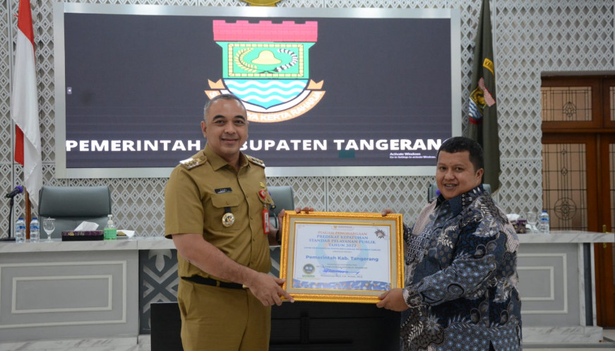 Bupati Tangerang Ahmed Zaki Iskandar menerima penghargaan predikat kepatuhan standar pelayanan publik. (istimewa)