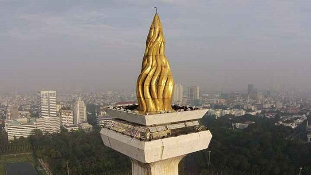 emas di puncak monas
