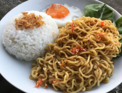 makan mi pakai nasi