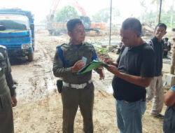 Satpol PP Kabupaten Tangerang Hentikan Proyek Pembangunan Pabik.(Ihya Ulumuddin/Indonesiadaily,net)