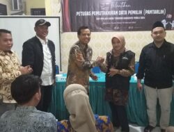 Ketua KPU Depok, Nana Sobarna bersama petugas Petugas Pemuktahiran Data Pemilih (Pantarlih) siap melakukan pencocokan dan penelitian (coklit). (Irwan/indonesiadaily.net)