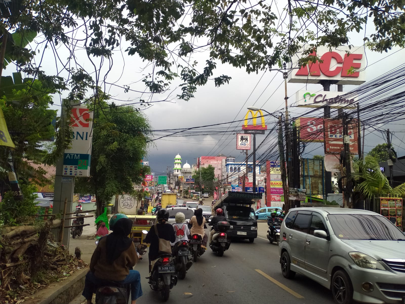 Jalan Raya Sawangan diduga jadi tempat kecelakaan tabrak lari korbanya ibu rumah tangga hingga meninggal dunia. (Irwan Supriyadi/Indonesiadaily.net)