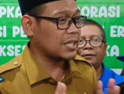 IMG-20230221-WA0010 Wakil Wali Kota Depok Imam Budi Hartono saat diwawancarai wartawan terkait pembangunan MI Negeri dan MTsN di Kota Depok. (Irwan Supriyadi/indonesiadaily.net)