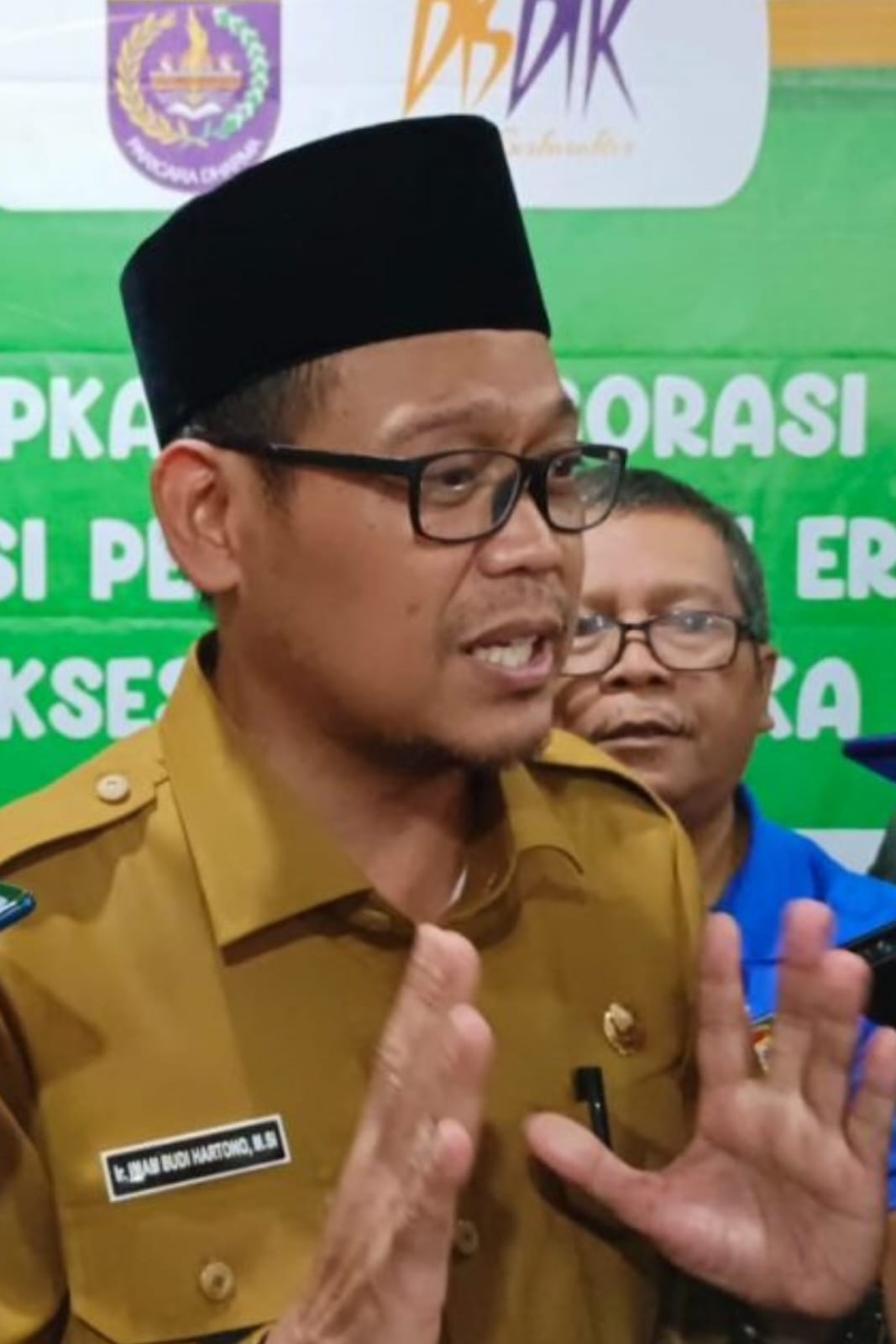 Wakil Wali Kota Depok Imam Budi Hartono saat diwawancarai wartawan terkait pembangunan MI Negeri dan MTsN di Kota Depok. (Irwan Supriyadi/indonesiadaily.net)