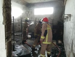 Petugas BPBD kabupaten Tangerang memadamkan api di pondok pesantren di Tangerang.(Ihya Ulumuddin/indonesiadaily.net) Ponpes di Tangerang