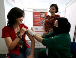 IMG_20230215_205203 dr. Dian Budiani, Chief Operations and Health Officer Prudential Indonesia menerima vaksin COVID-19 booster kedua di sentra vaksinasi booster Prudential Indonesia disaksikan oleh Karin Zulkarnaen, Chief Customer and Marketing Officer, Prudential Indonesia. (Istimewa)
