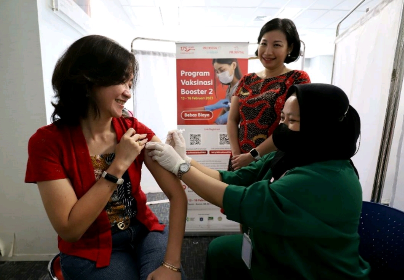 dr. Dian Budiani, Chief Operations and Health Officer Prudential Indonesia menerima vaksin COVID-19 booster kedua di sentra vaksinasi booster Prudential Indonesia disaksikan oleh Karin Zulkarnaen, Chief Customer and Marketing Officer, Prudential Indonesia. (Istimewa)
