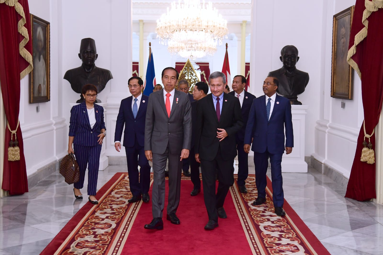 Presiden Joko Widodo (Jokowi) menerima kunjungan kehormatan bersama para Menlu ASEAN dan Sekretaris Jenderal ASEAN di Istana Merdeka, Jakarta, Jumat (3/2/2023).