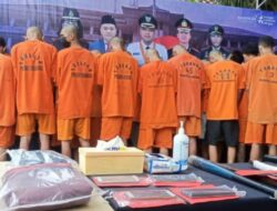Polisi amankan komplotan gangster. Polisi amankan komplotan gangster.