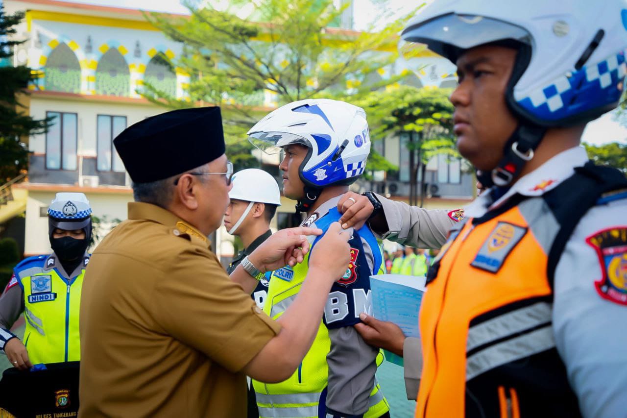 Wali Kota Tangsel saat memimpin operasi lalu lintas yang digelar. (Istimewa)