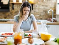 Young woman feeling nausea during breakfast time at dining table Ilustrasi mual (Istock)