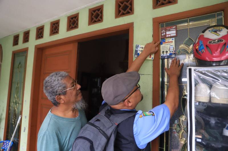 Petugas tengah mensosialisasikan program SiGanteng. (Istimewa)