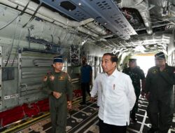 Caption foto Presiden Jokowi Menyaksikan Penyerahan Pesawat Super Hercules TNI AU oleh Menteri Pertahanan Prabowo Subianto kepada Panglima TNI Laksamana Yudo Margono, Pangkalan TNI AU Halim Perdanakusuma, Jakarta, Rabu (8/3/2023). (BPMI Setpres)