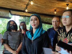 Pakar Tindak Pidana Pencucian Uang (TPPU), Yenti Garnasih meminta perhatian Kapolri, Jendral Listyo Sigit Prabowo, karena merasa kaget saat digeruduk puluhan korban investasi ilegal robot trading FIN888. (Ibnu/Indonesiadaily.net)