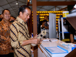 Jokowi melihat produk dalam negeri
