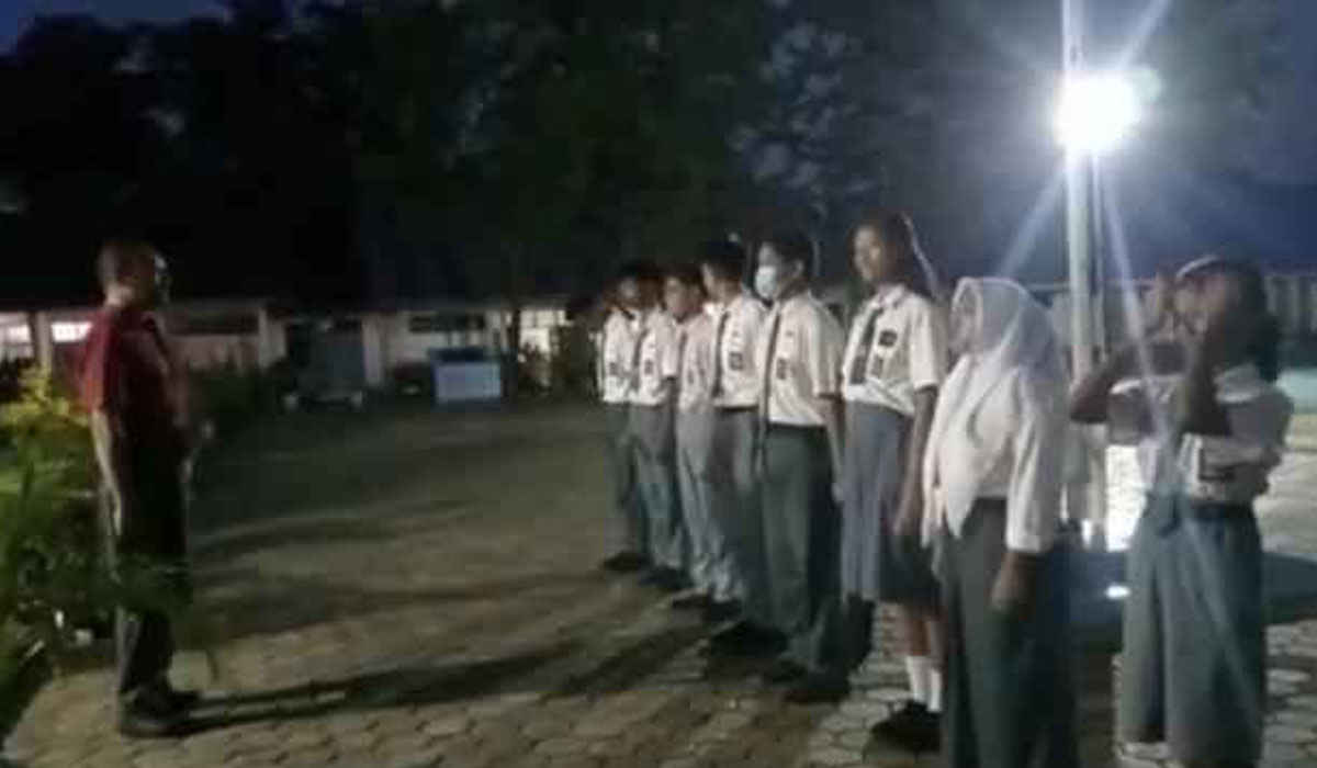 Siswa SMA di NTT masuk sekolah saat masih lagi buta. (Istimewa)