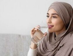 Banyak minum air putih salah cara agar pencernaan sehat saat puasa.(Istimewa/Indonesiadaily.net)