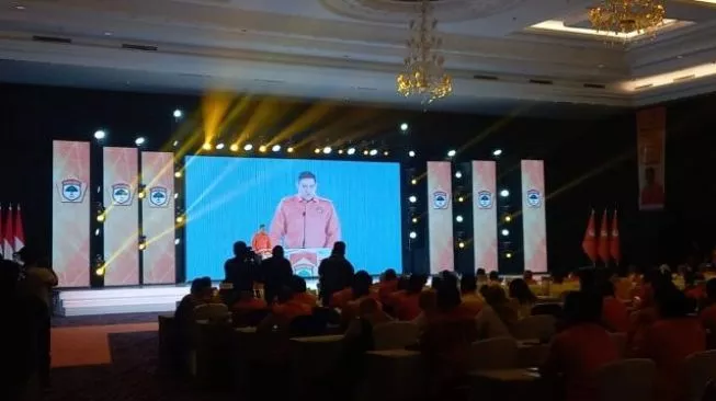 Dave yang sempat sebut Wamendag sebagai Menpora saat kegiatan dalam acara Pembukaan Musyawarah Besar DPP Gerakan Advokasi dan Hukum KOSGORO 1957, Merlynn Park Hotel, Jakarta Pusat, Sabtu (1/4/2023). (istimewa)