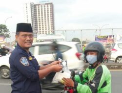 DKR Depok Roy Pangharapan berbagi Takjil dan Kritisi BPJS