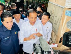 Presiden Joko Widodo didampingi Menteri BUMN Erik Tohir saat menyambangi Pasar Pal Tugu, Kota Depok, Kamis (13/04/2023). (Foto: Humas Pemkot Depok/indonesiadaily.net)