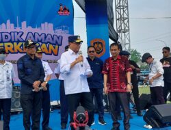 Menhub Budi didampingi Wakil Wali Kota Depok Imam Budi Hartono saat pelepasan pelepasan pemudik di Terminal Jatijajar. (Foto: M. Yadi/Indonesiadaily.net)
