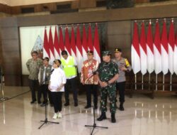 Menteri Luar Negeri beserta Panglima TNI Laksamana Yudo Margono menggelar preskon press usai menyambut 385 WNI dari Sudan, di Bandara Soekarno Hatta, Cengkareng, Jakarta, Jumat (28/4/23). (Aulia Syahramadhan/indonesiadaily.net)