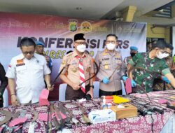 Kapolres Metro Depok Kombes Pol Ahmad Fuady didampingi Wakil Wali Kota Depok Imam Budi Hartono saat rilis aksi tawuran di Polres Metro Depok, Jumat (14/04/2023). (M.Yadi/Indonesiadaily.net)