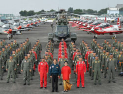 Presiden Joko Widodo (tengah)bersama Ibu Negara Iriana Joko Widodo (kelima kanan) dan Kepala Staf TNI Angkatan Udara Marsekal TNI Hadi Tjahjanto (kelima kiri) berfoto bersama dengan 152 pilot pesawat tempur TNI AU di Terminal Selatan Lanud Halim Perdanakus Presiden Joko Widodo (tengah)bersama Ibu Negara Iriana Joko Widodo (kelima kanan) dan Kepala Staf TNI Angkatan Udara Marsekal TNI Hadi Tjahjanto (kelima kiri) berfoto bersama dengan 152 pilot pesawat tempur TNI AU di Terminal Selatan Lanud Halim Perdanakus