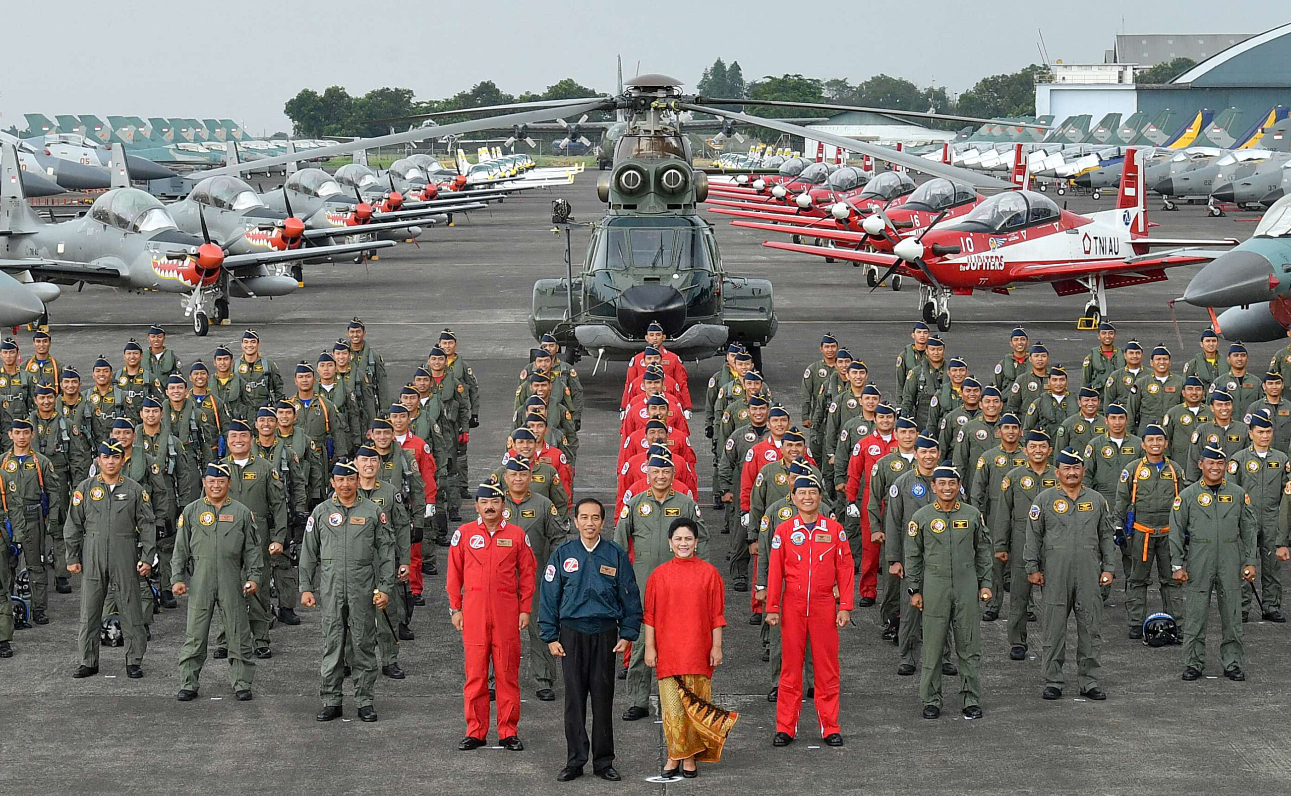 Presiden Joko Widodo (tengah)bersama Ibu Negara Iriana Joko Widodo (kelima kanan) dan Kepala Staf TNI Angkatan Udara Marsekal TNI Hadi Tjahjanto (kelima kiri) berfoto bersama dengan 152 pilot pesawat tempur TNI AU di Terminal Selatan Lanud Halim Perdanakus