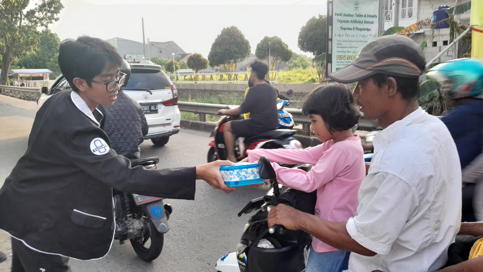 SMPN 9 Depok berbagi ramadan 1