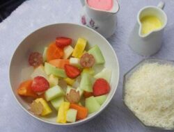 Salad Buah Cihuy dengan vla stroberi dan durian