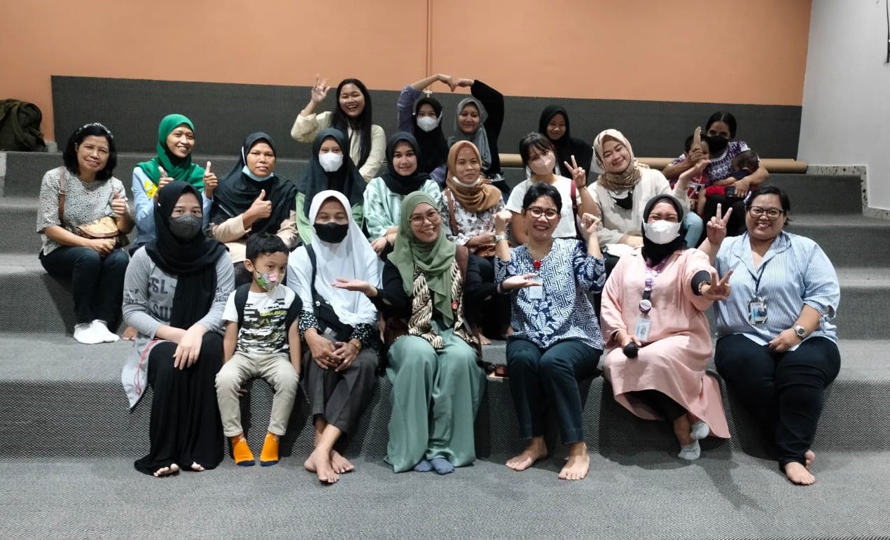 Tunas Global dengan pengasuh anak