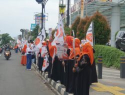Kader PKS iringi bacaleg daftar ke KPUD Depok di Jalan Raya Margonda, Senin (8/5/2023). (M.Yadi/Indonesiadaily.net)