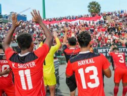 Caption: Pemain Timnas sepakbola Indonesia menghampiri para suporter yang sudah mendukung langsung di Olympic Stadium Phnom Penh, Kamboja, Sabtu (13/5/2023). (CdM Indonesia/indonesiadaily.net) 