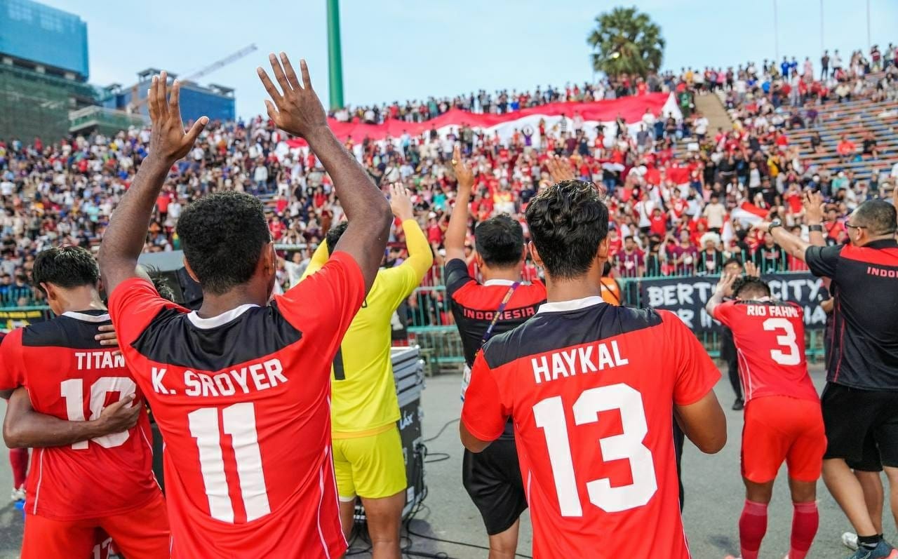 Caption: Pemain Timnas sepakbola Indonesia menghampiri para suporter yang sudah mendukung langsung di Olympic Stadium Phnom Penh, Kamboja, Sabtu (13/5/2023). (CdM Indonesia/indonesiadaily.net) 
