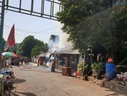 Warung makan dan Kelontong dekat jembatan panus Depok terbakar.(istimewa/indonesiadaily.net)