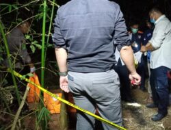 Petugas kepolisian Polresta Tangerang mengevakuasi temuan mayat di Solear,Tangerang.(istimewa/indonesiadaily.net)