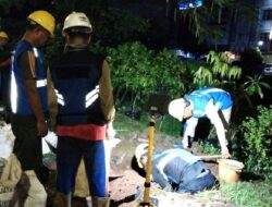 Petugas Perumda Air Minum Tirta Kahuripan Kabupaten Bogor tengah memperbaiki pipa yang bocor. (istimewa/ Indonesiadaily.net)