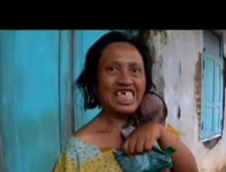 Ibu di Majalengka bernama Iyos menjadi viral setelah diketahui menggendong boneka yang dikira anakanya. tankapan layar video Ibu Iyos. (istimewa) Ibu di Majalengka bernama Iyos menjadi viral setelah diketahui menggendong boneka yang dikira anakanya. tankapan layar video Ibu Iyos. (istimewa)