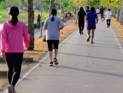 Jalan kaki,salah satu olahraga yang bisa bakar lemak.(istimewa/indonesiadaily.net)