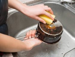 Cara bersihkan panci gosong.(istimewa/indonesiadaily.net)